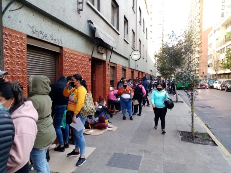 Largas filas en las afueras de la Seremi de Educación en Santiago por proceso de admisión